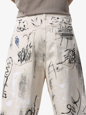 Creme Graffiti Baggy Jeans mit Dirty-Wash-Saum – am Model, Rückseite nah | XoKool