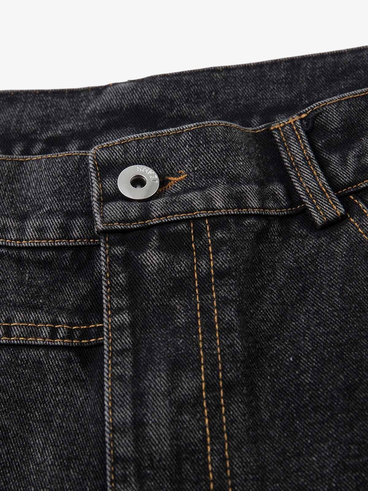 Washed Black Baggy Jeans with Curved Seams – button close-up | XoKool