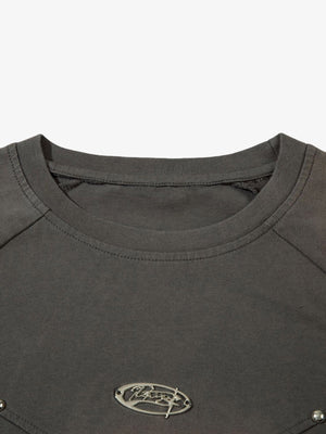 Camiseta raglán lavada con tachuelas y placa metálica – detalle del cuello y la placa | XoKool
