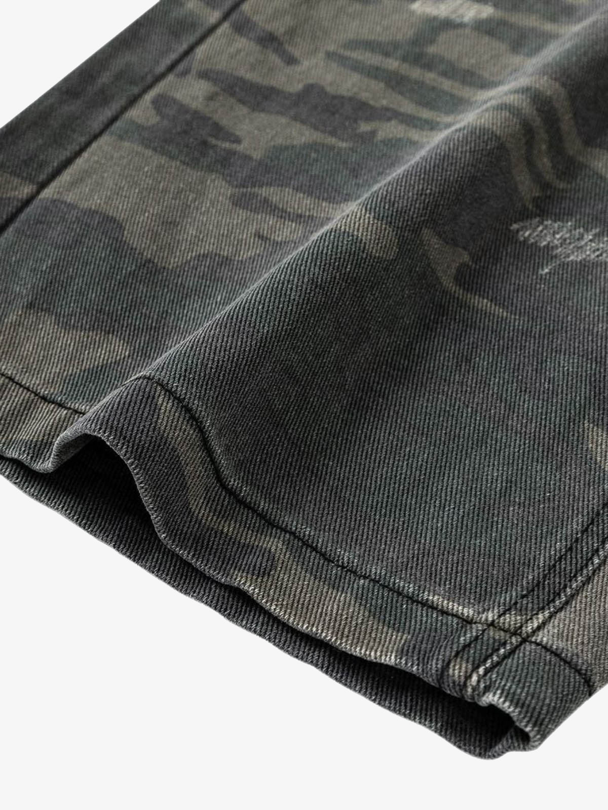 Schwarze Camouflage Jeans mit Rissen an den Knien – Camo-Saum im Detail | XoKool