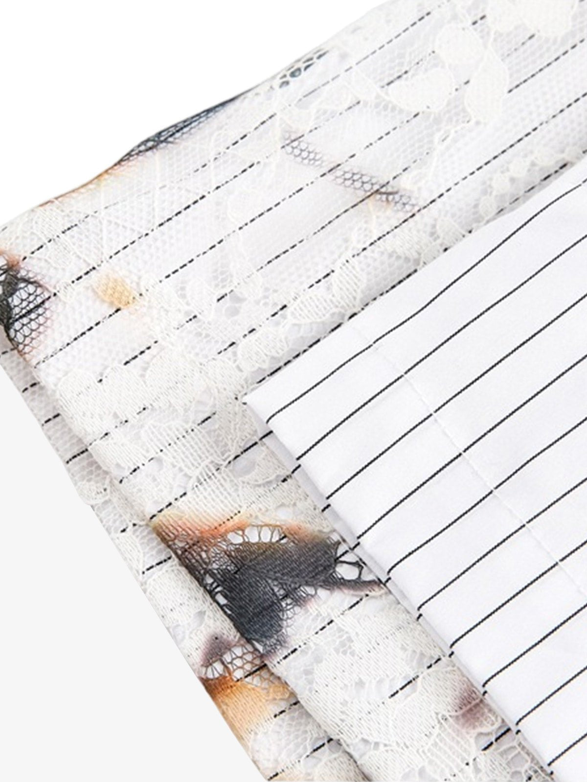 Camisa patchwork blanca de rayas con encaje teñido – detalle del panel de encaje en la manga | XoKool