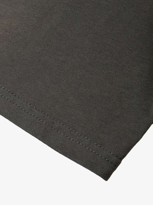 Camiseta raglán lavada con tachuelas y placa metálica – detalle del dobladillo | XoKool
