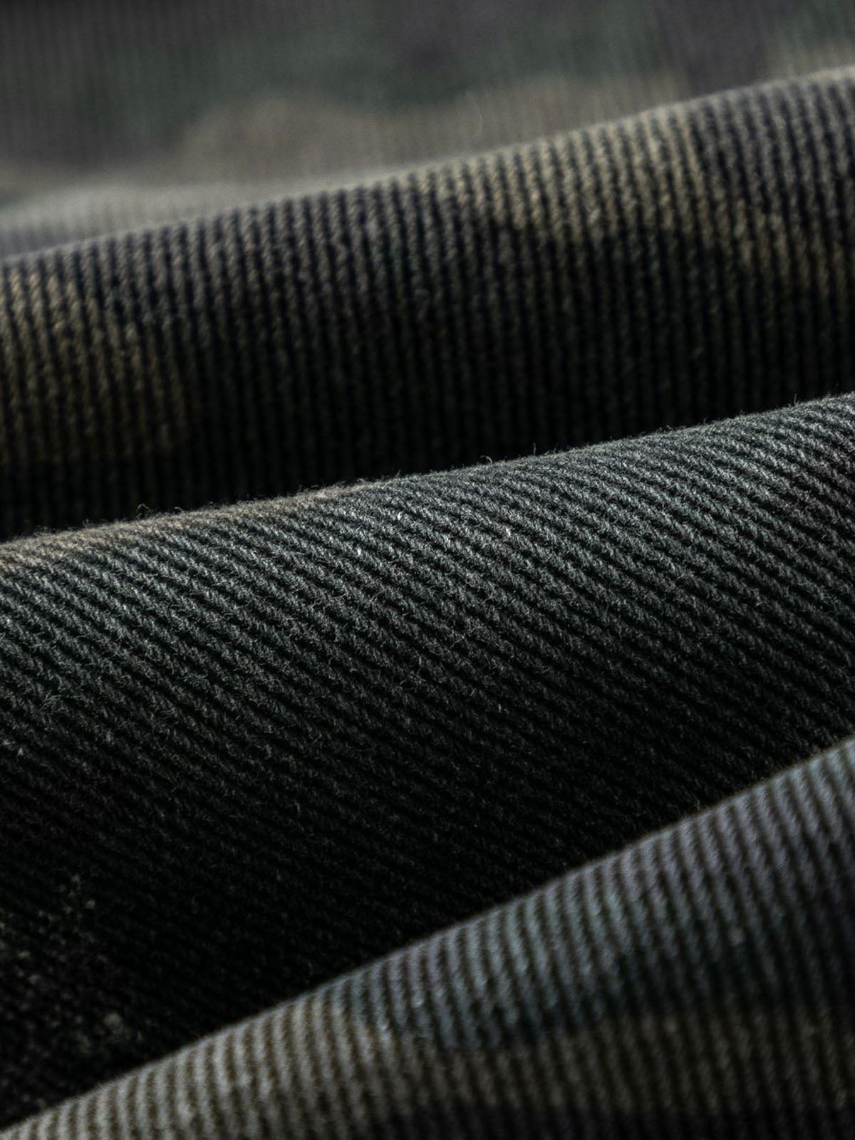 Schwarze Camouflage Jeans mit Rissen an den Knien – Camo-Stoff im Detail | XoKool