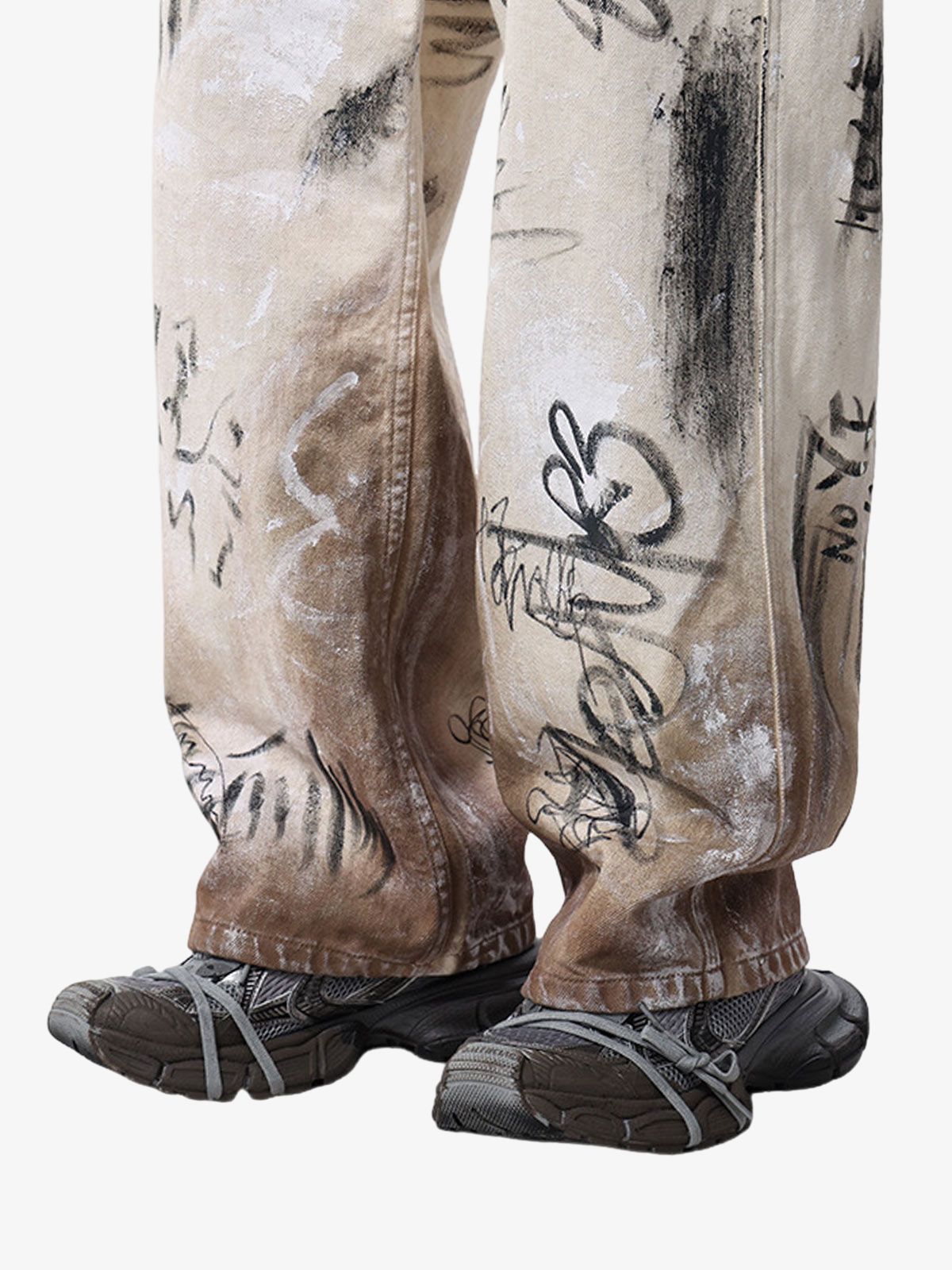 Creme Graffiti Jeans – am Model, Saum im Detail | XoKool