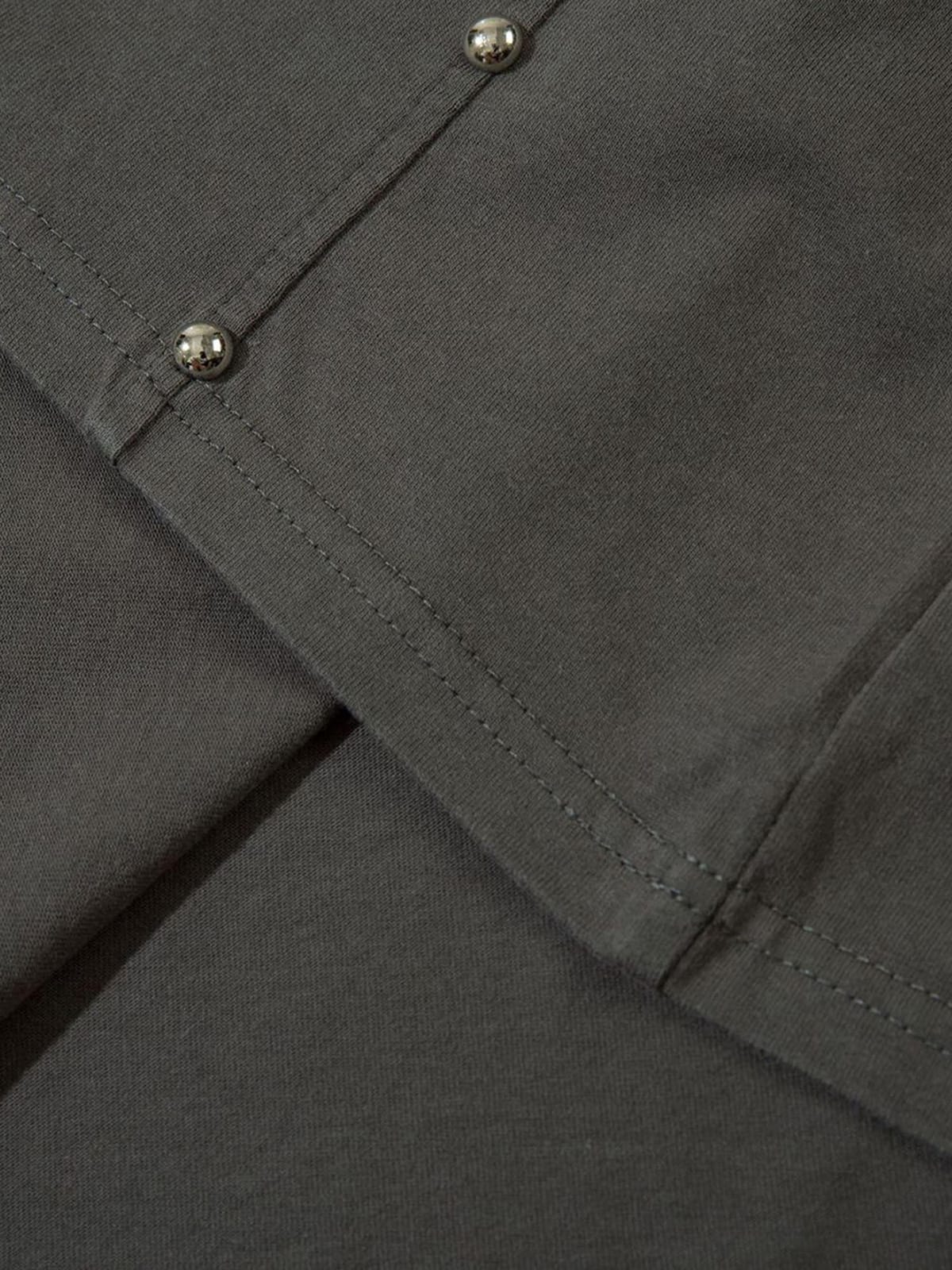 Camiseta lavada con tachuelas – detalle de la costura con tachuelas | XoKool