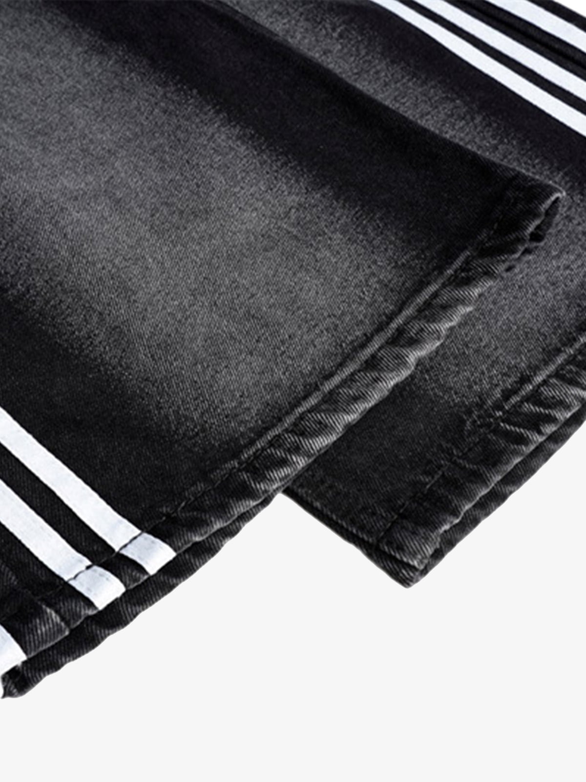 Side stripe jeans – hem + stripes close-up | XoKool