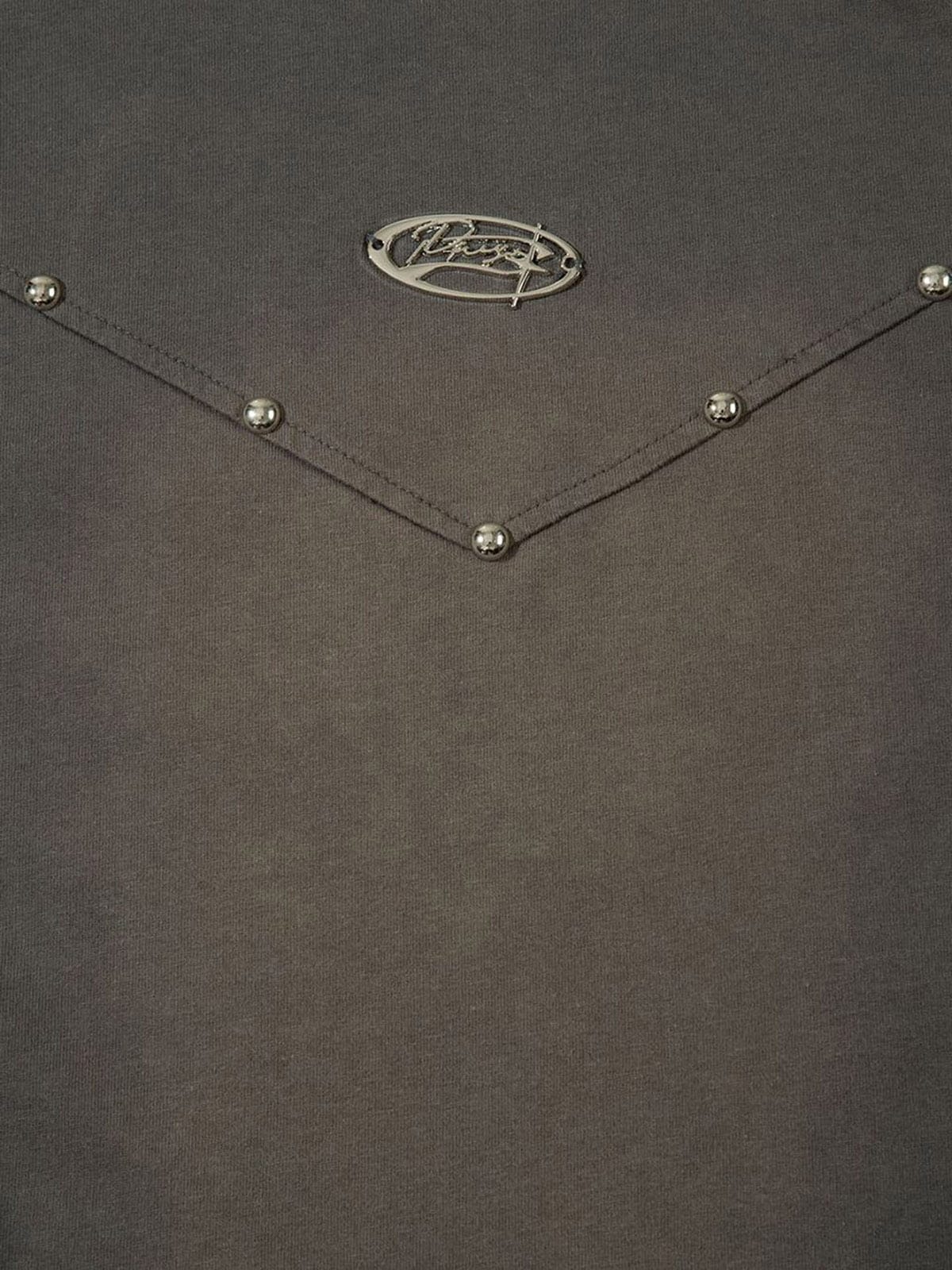 Camiseta lavada con tachuelas – detalle de la pieza de hombros con tachuelas | XoKool