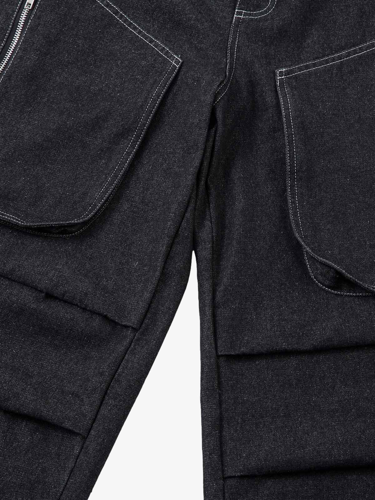Black cargo jeans – cargo pocket and pleats close-up | XoKool