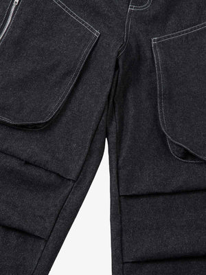 Black cargo jeans – cargo pocket and pleats close-up | XoKool