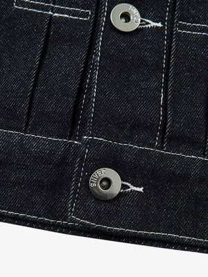 Chaqueta de denim crudo – detalle del botón y la lengüeta de la cintura | XoKool