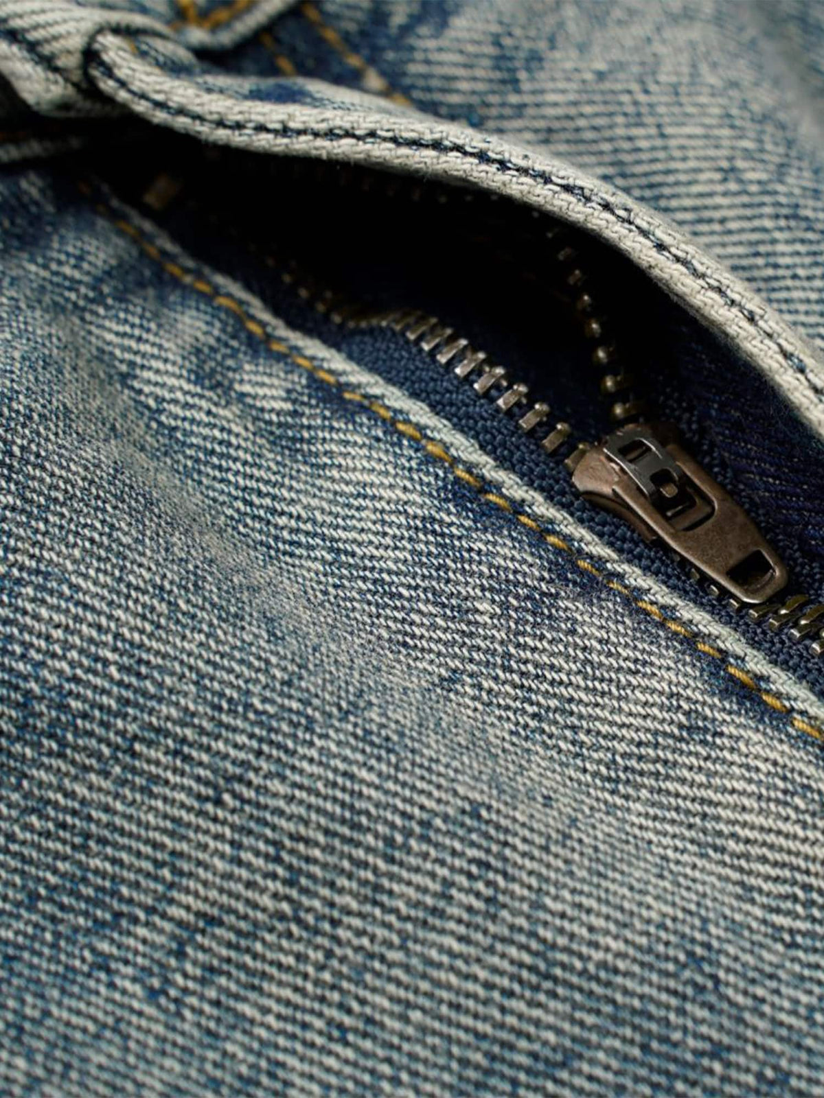 Horseshoe jeans – zip fly close-up | XoKool