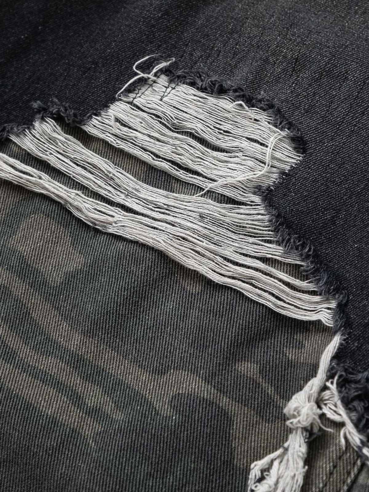 Schwarze Camo Jeans – Riss am Knie im Detail | XoKool