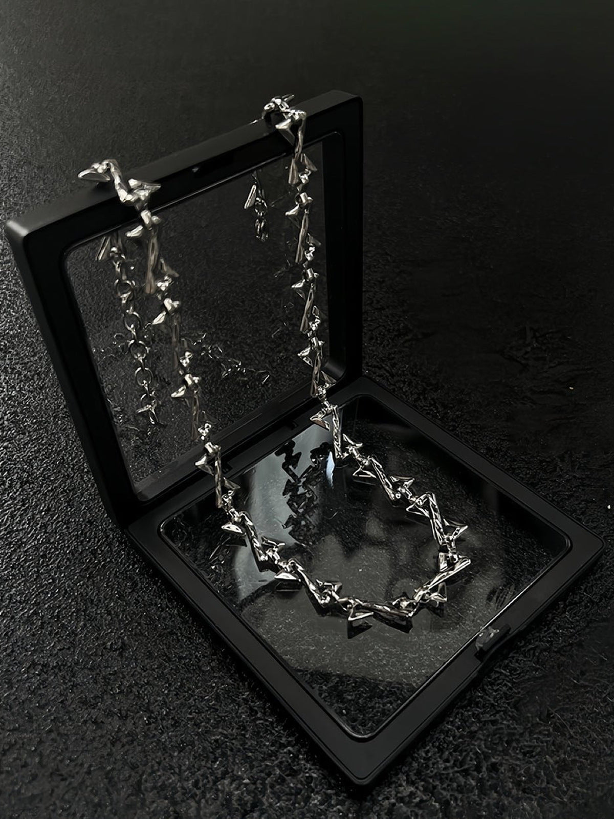 Collar o pulsera de cadena con eslabones retorcidos irregulares – en caja de presentación | XoKool