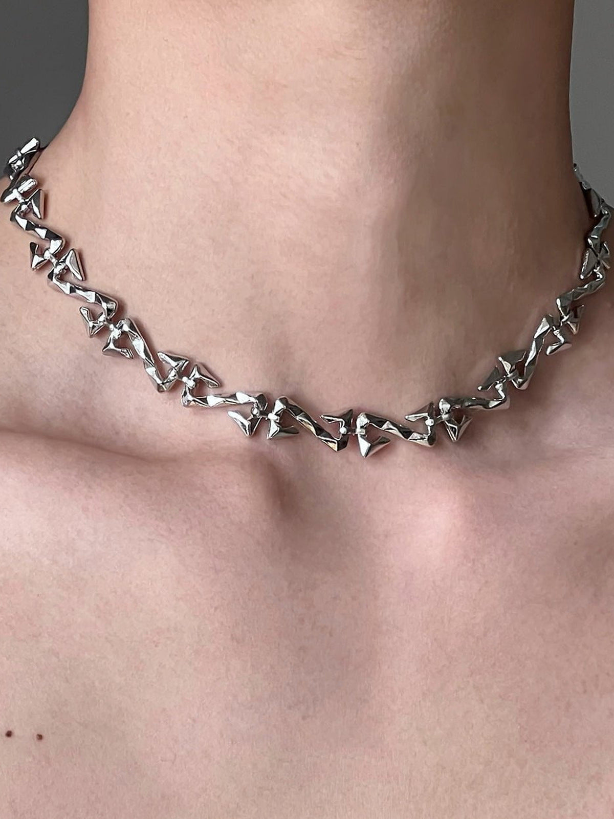 Collar o pulsera de cadena con eslabones retorcidos irregulares – en modelo, detalle del cuello | XoKool
