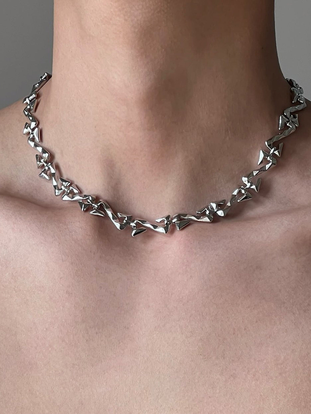 Cadena de eslabones retorcidos – en modelo, detalle del cuello | XoKool