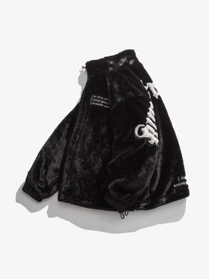 Schwarze Kunstfell Zipjacke mit Letter-Print – Seitenansicht | XoKool