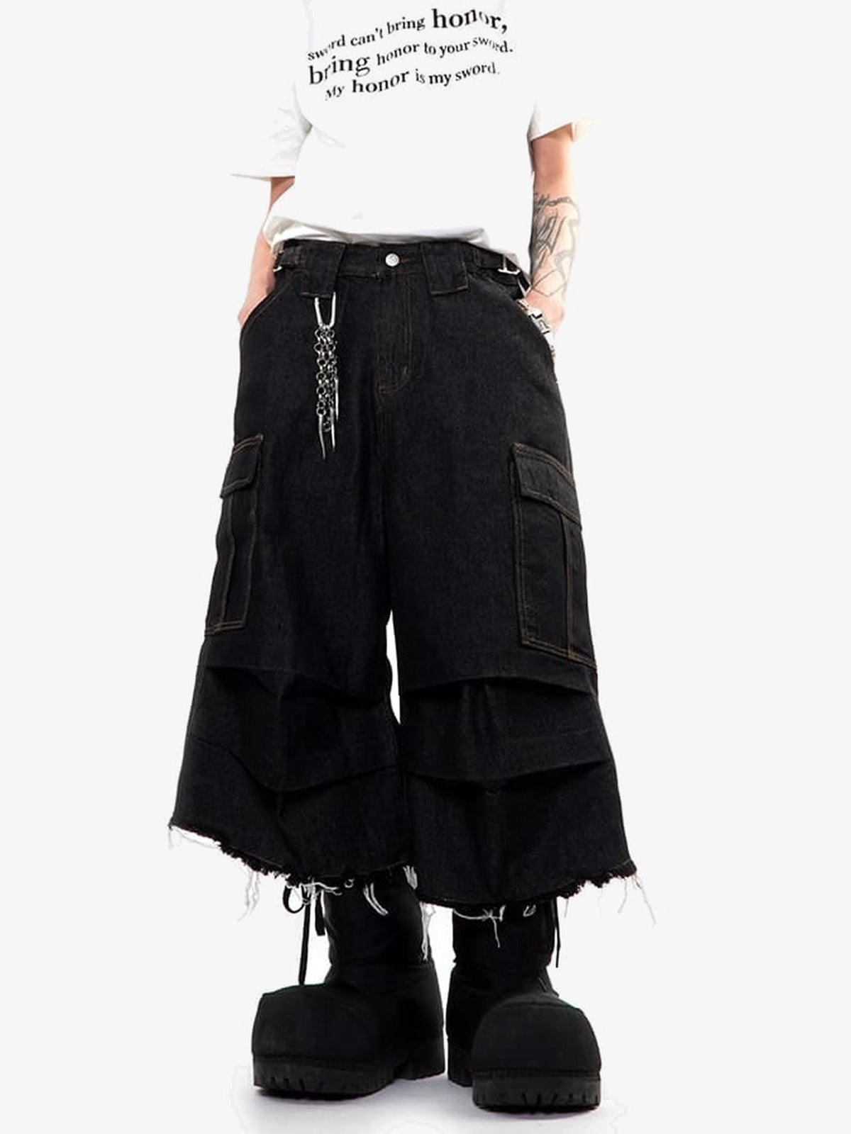 Layered Jorts – am Model, Vorderansicht mit Kette | XoKool