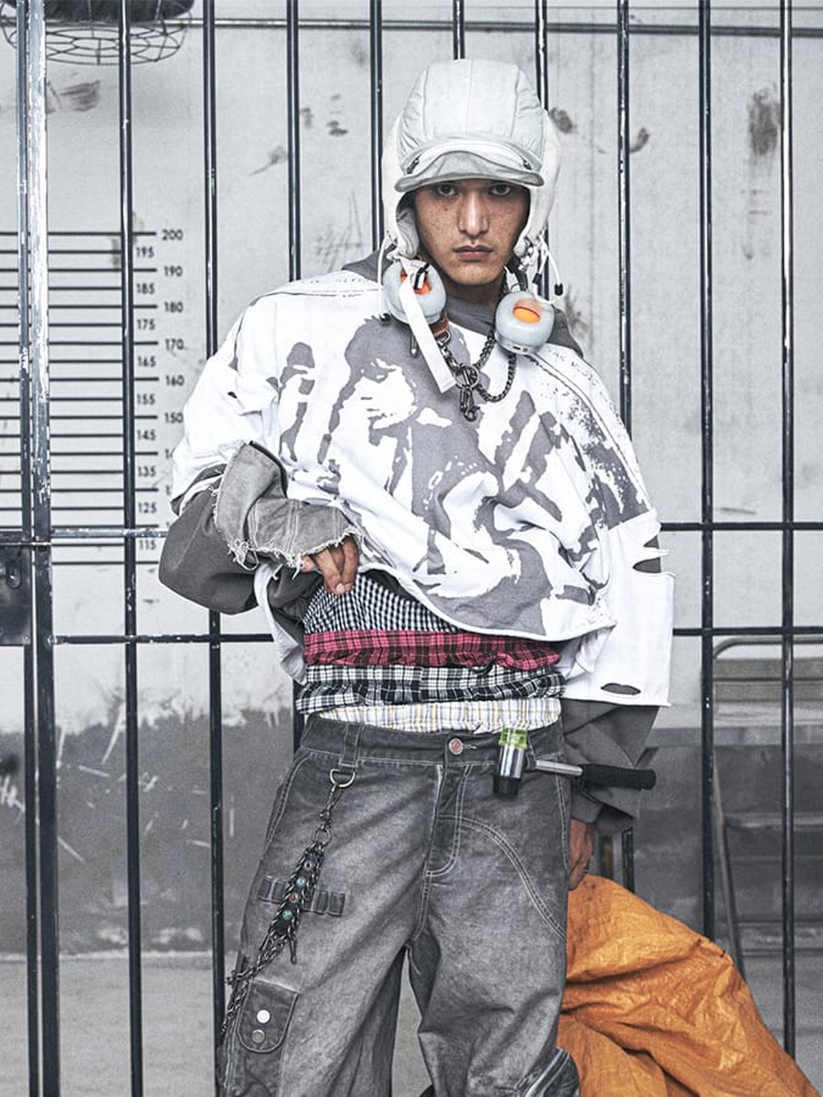 Layered Grunge Hoodie mit Gesicht-Print-Overlay – Streetfoto, anders kombiniert | XoKool
