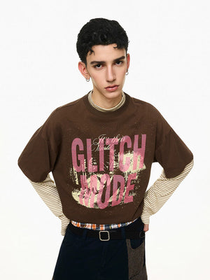 Layered T-Shirt mit gestreiften Ärmeln – Braun, am Model aus der Nähe | XoKool