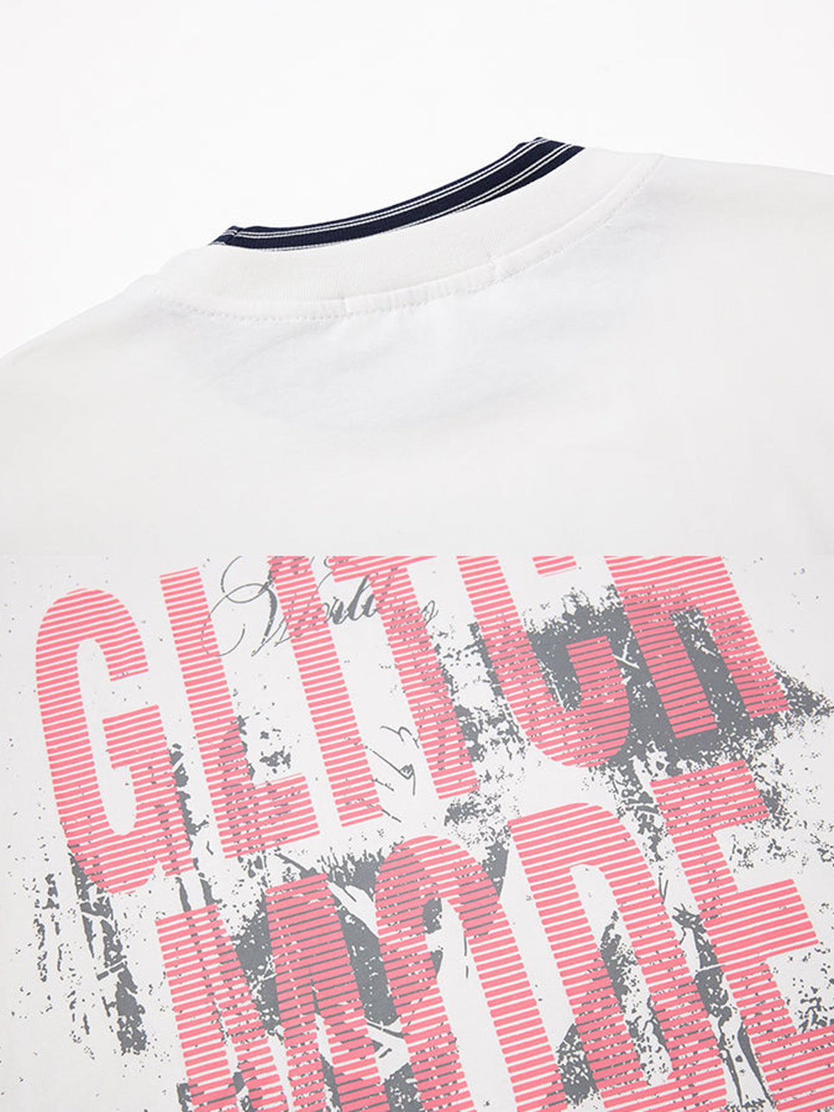 Layered Longsleeve mit gestreiften Ärmeln – Weiß, Nahaufnahme von Nacken und Print auf dem Rücken | XoKool