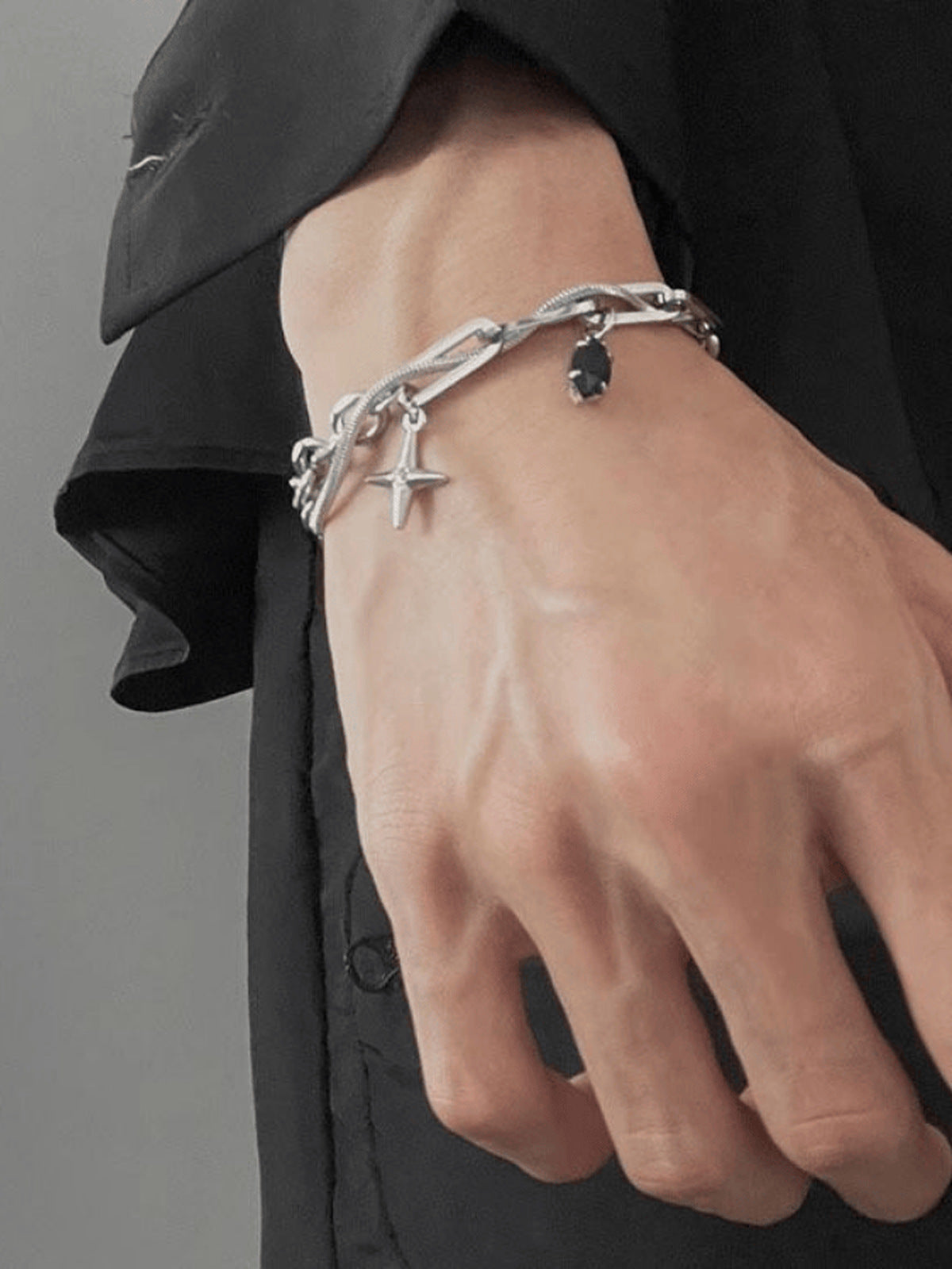 Mehrreihiges silberfarbenes Kettenarmband mit Stern-Charm – am Handgelenk | XoKool