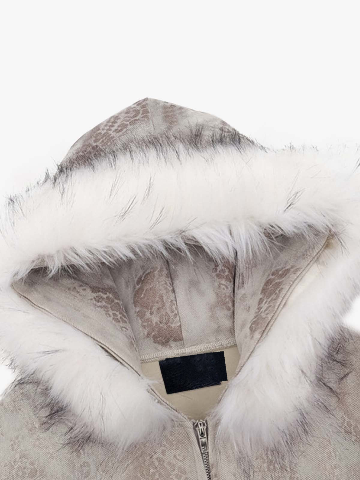 Kapuzenjacke mit Leo-Print und Kunstfellbesatz – Nahaufnahme der Kunstfell-Kapuze | XoKool