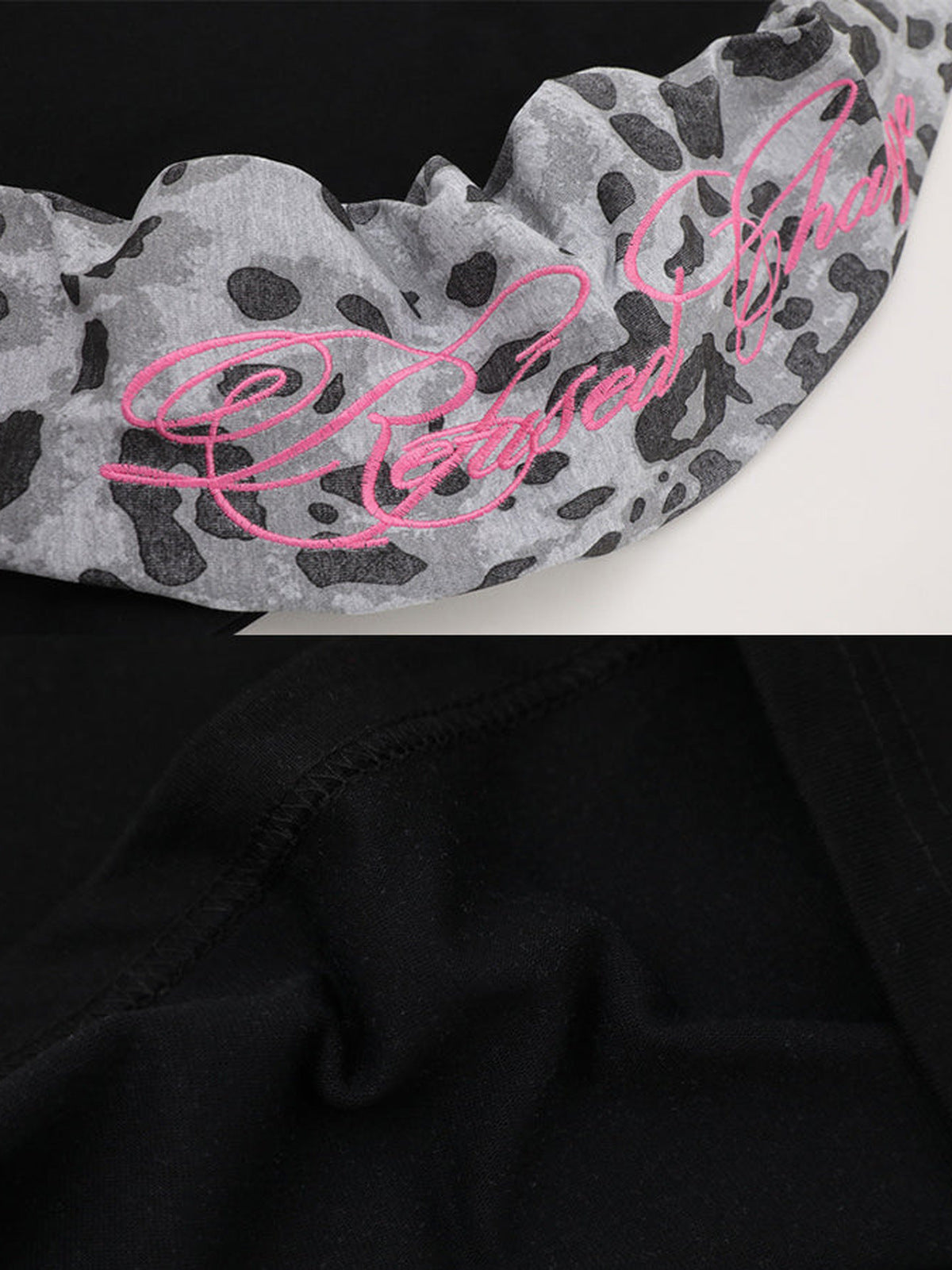Leoparden Raglan Longsleeve – Schwarz, Nahaufnahme Ärmelschriftzug | XoKool