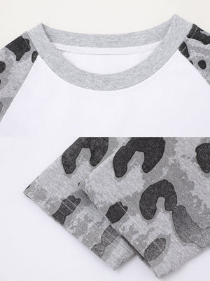 Leoparden Raglan Longsleeve – Weiß, Nahaufnahme Kragen und Leoparden-Ärmel | XoKool