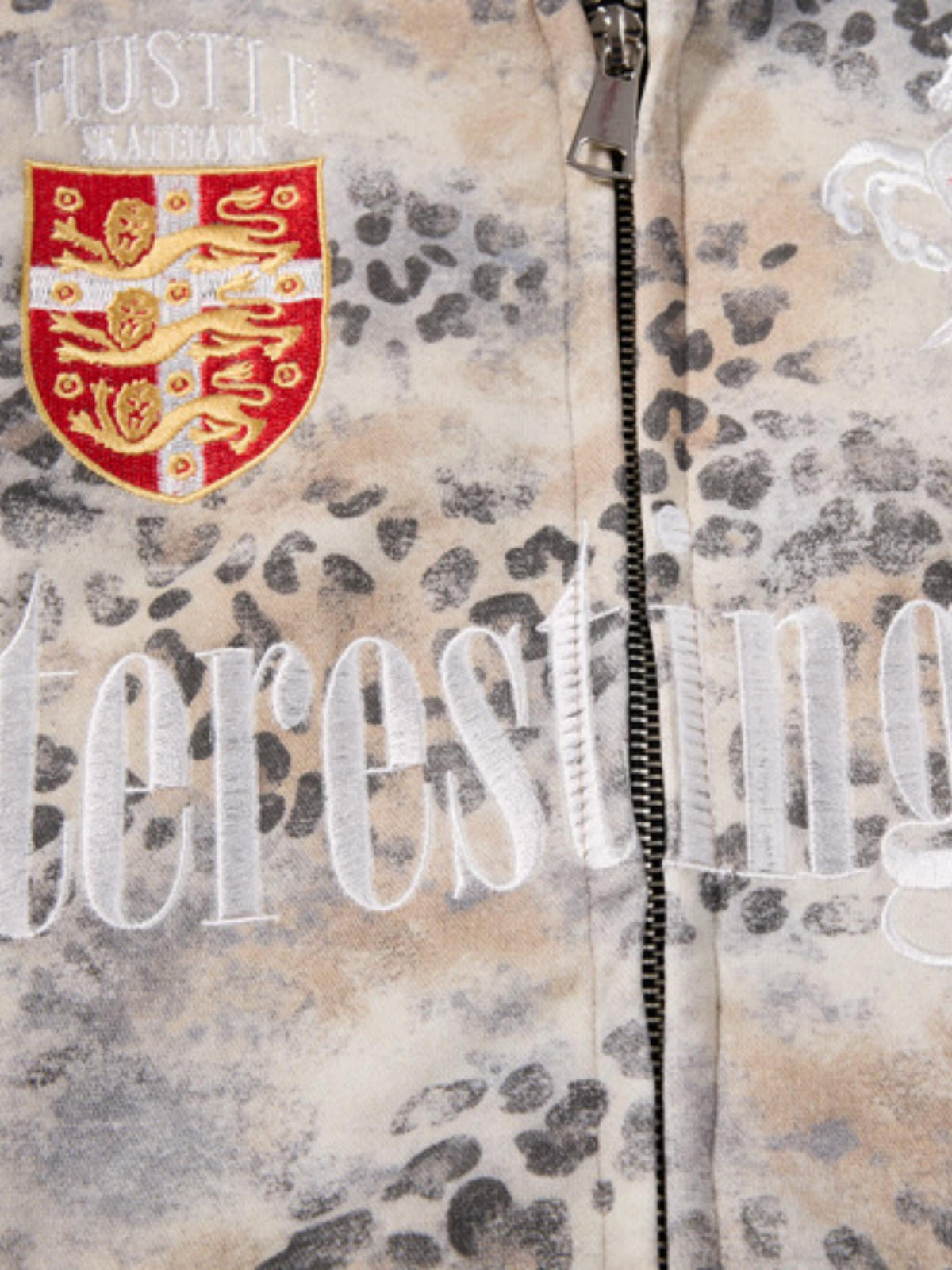 Leo Zip Hoodie – Wappen-Patch und gestickter Schriftzug im Detail | XoKool