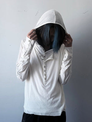 Henley con capucha – en modelo, Blanco, frente, con capucha puesta | XoKool