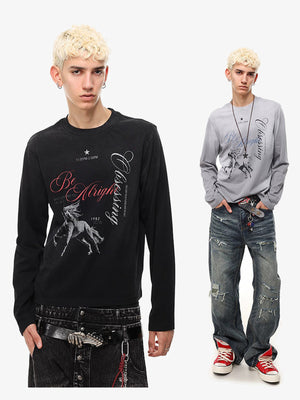 Longsleeve Graphic T-Shirt mit Pferd und Schriftzug-Print – Schwarz und Blaugrau, an Models, Vorderansicht | XoKool