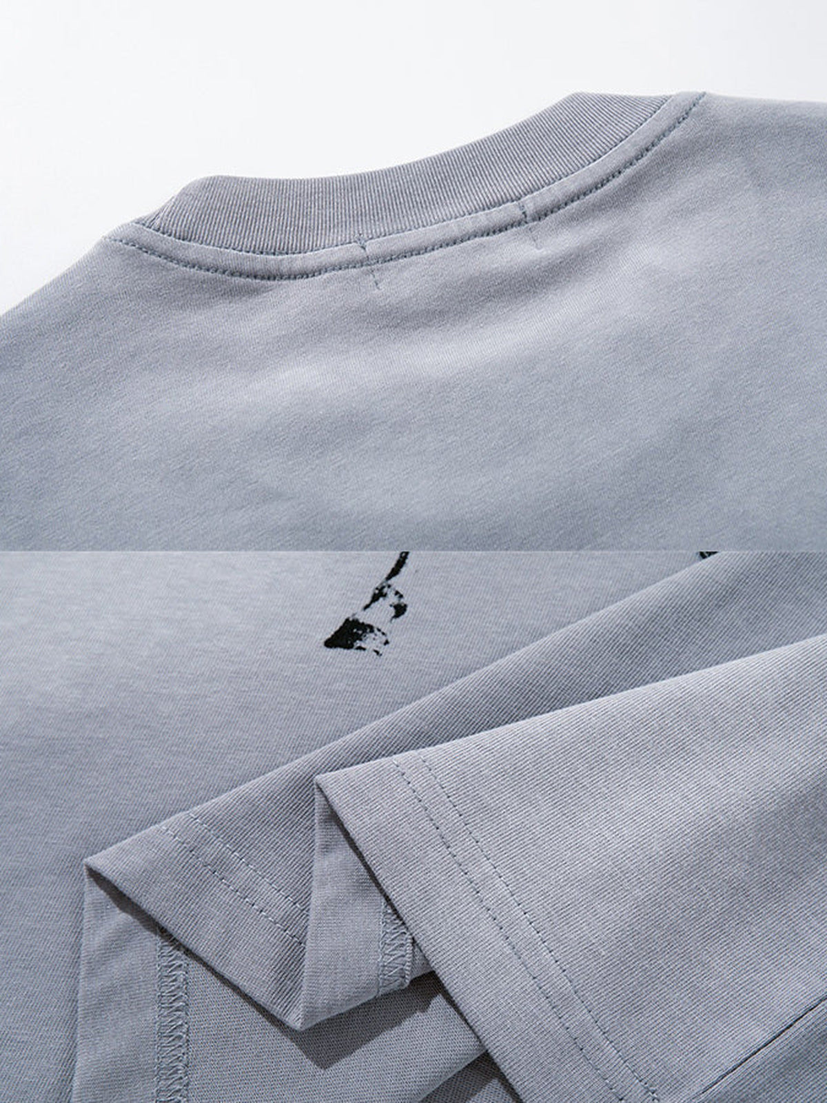 Graphic T-Shirt mit Pferd – Blaugrau, Nahaufnahme von Kragen und Saum | XoKool