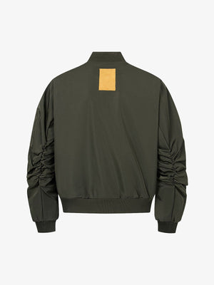 Chaqueta bomber estilo MA-1 con paneles curvos – Verde oliva, vista trasera con parche amarillo | XoKool