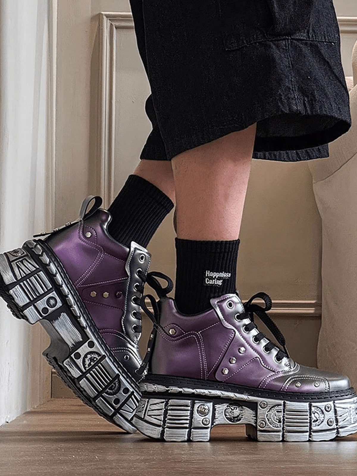 Zapatillas con plataforma plateado metalizado y suela esculpida – en modelo, morado, foto urbana | XoKool