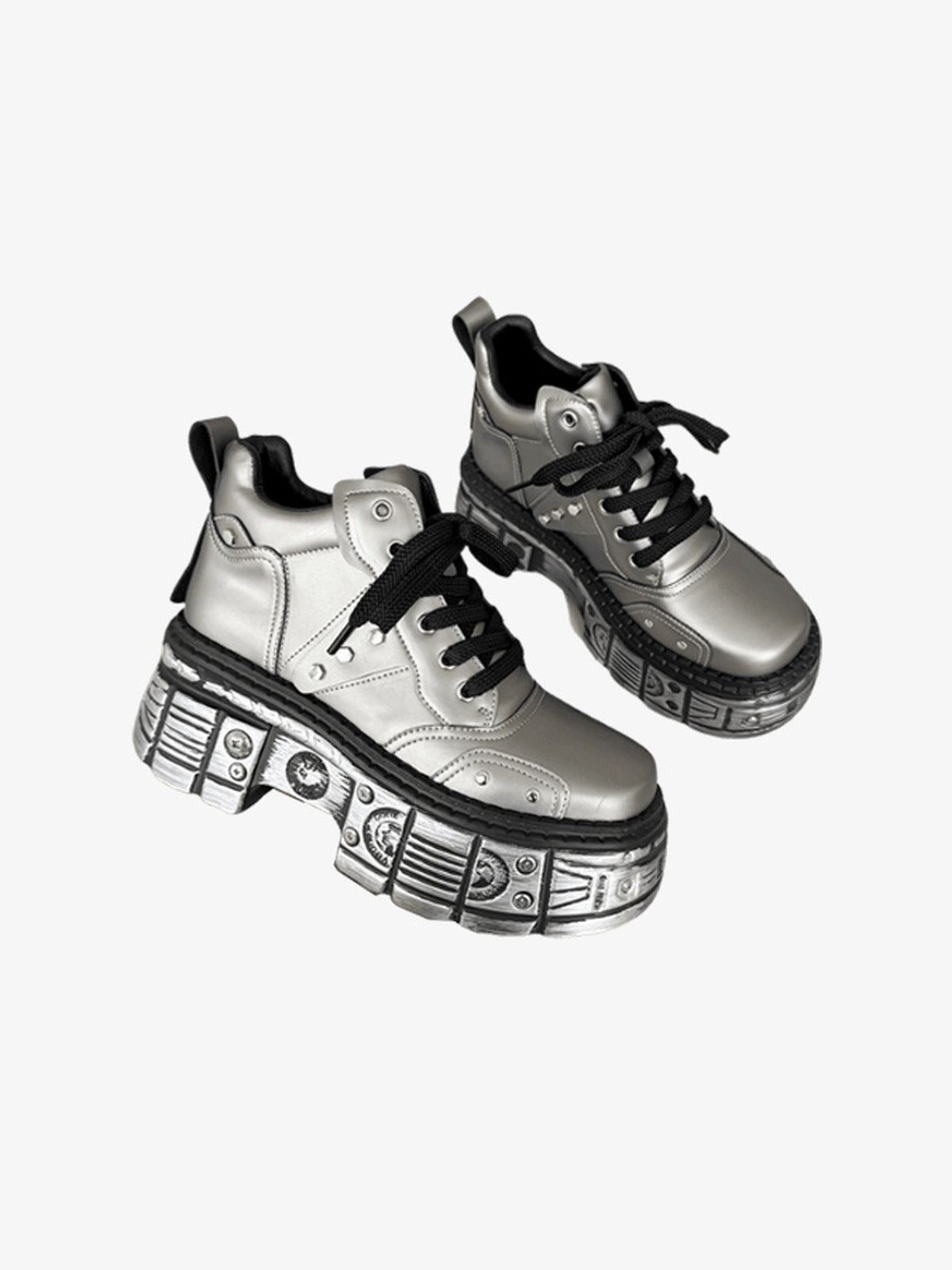 Metallic Silver Platform Sneakers mit geformter Sohle – Silber, Paar, Ansicht von schräg | XoKool