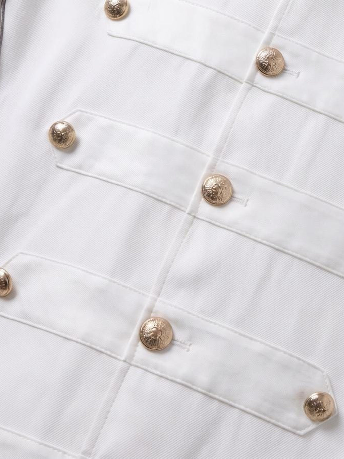 Military band jacket – White, gold button close-up | XoKool