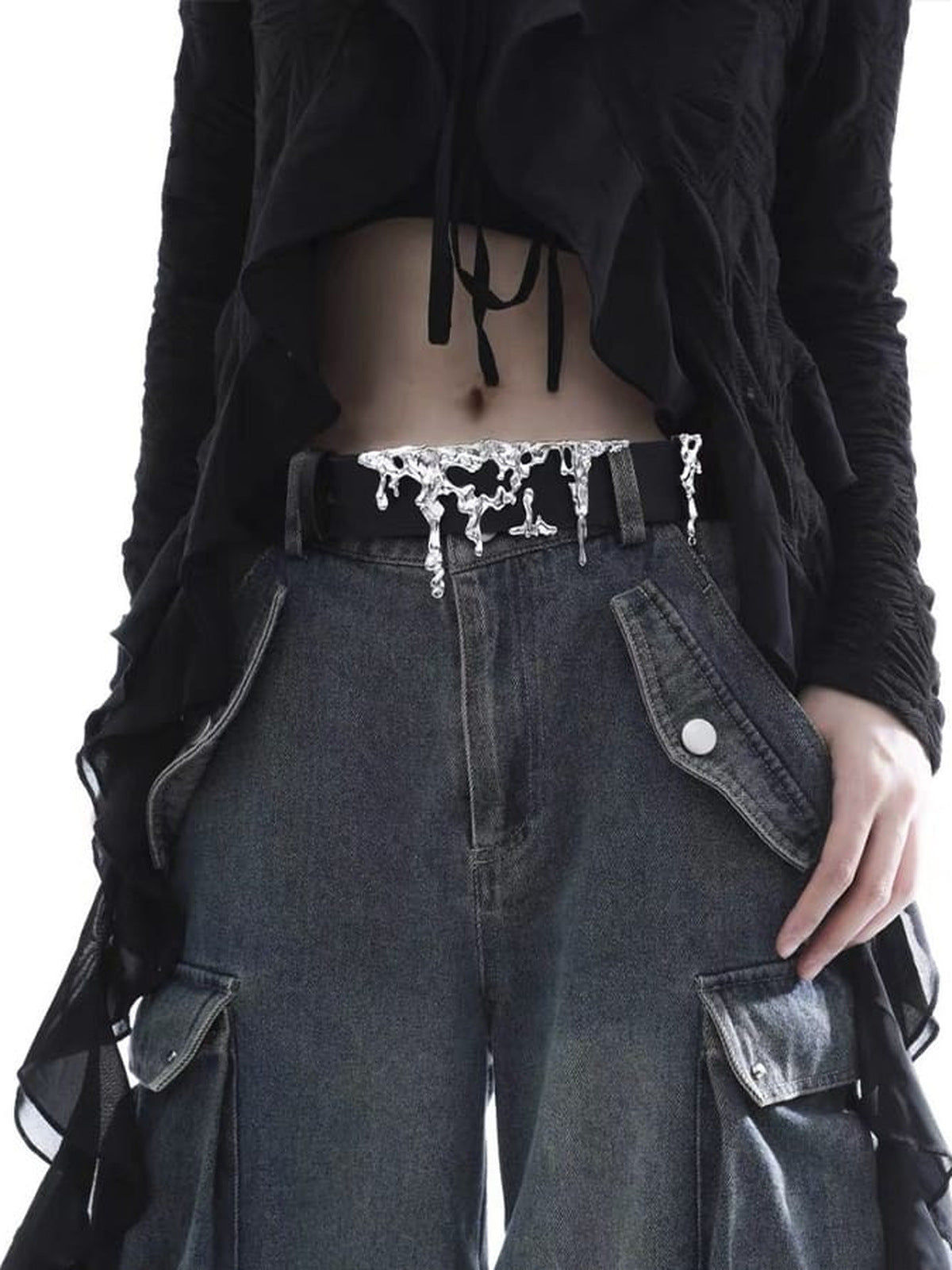 Cinturón de cuero sintético con placa metálica de efecto metal fundido – en modelo con jeans cargo, primer plano | XoKool