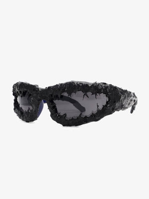 Gafas de sol wrap con montura de textura fundida – negro, vista en ángulo | XoKool