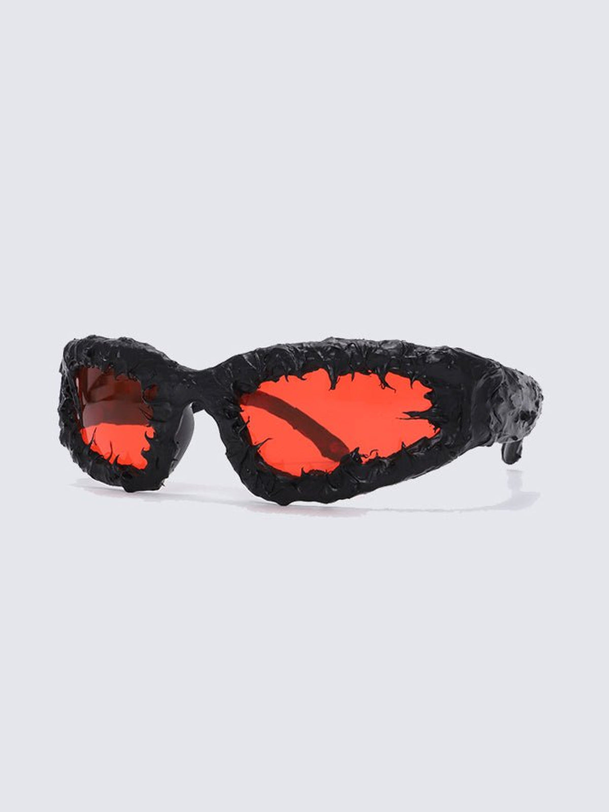Wrap-Sonnenbrille mit Molten-Struktur – rote Gläser, schräge Ansicht | XoKool