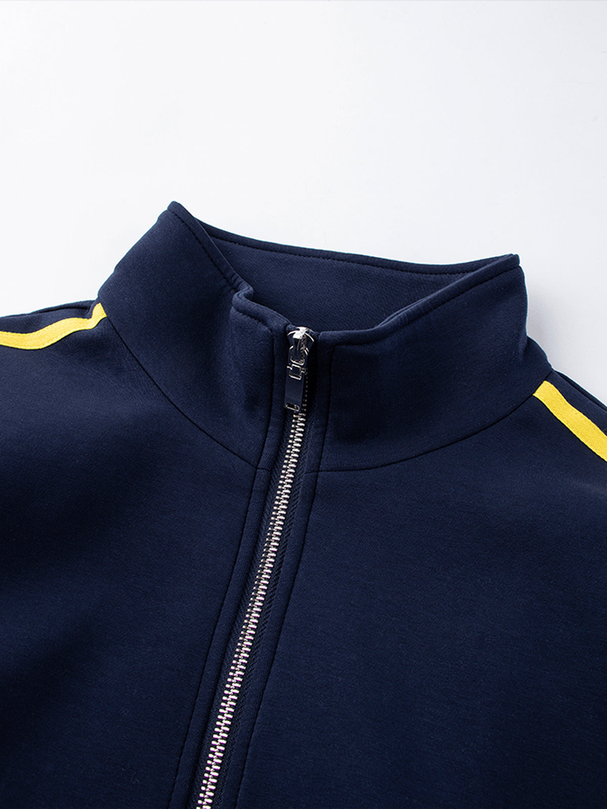 Marineblaue Trainingsjacke – Nahaufnahme Kragen und Reißverschluss | XoKool