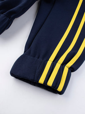 Marineblaue Trainingsjacke – Nahaufnahme Streifen am Bündchen | XoKool