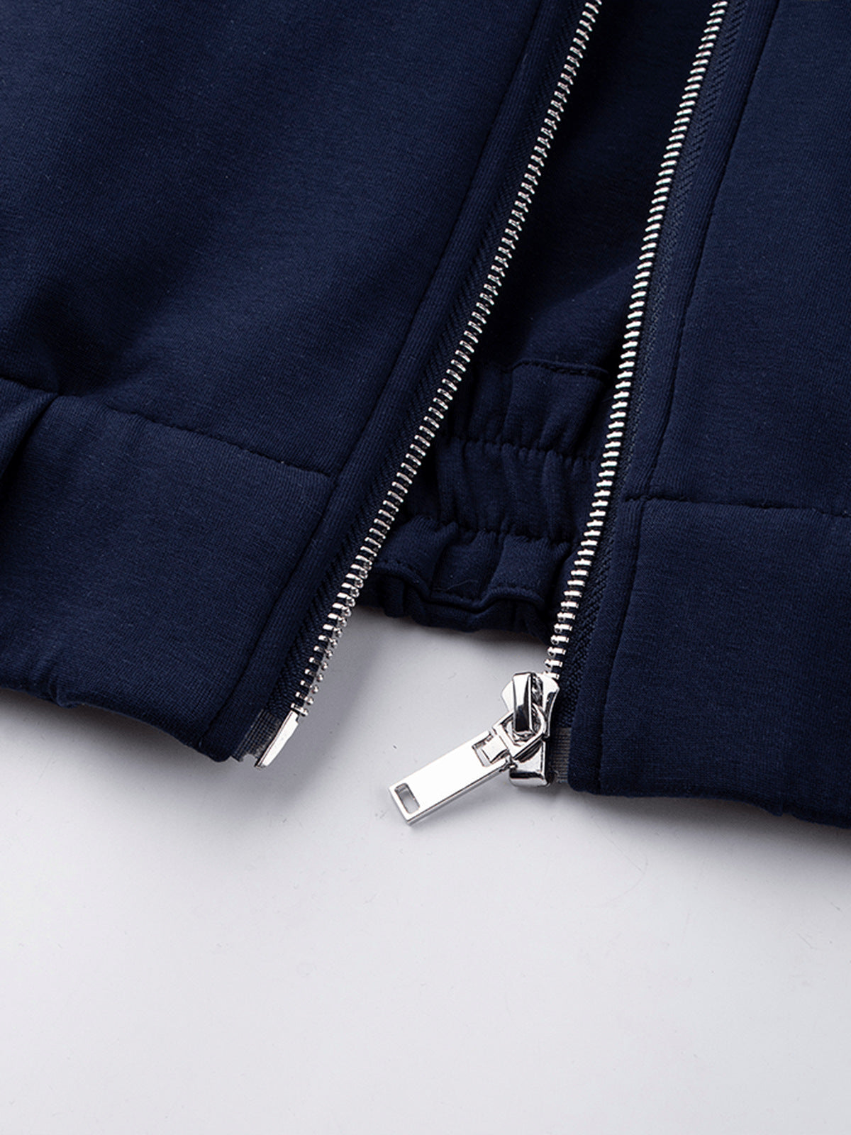 Marineblaue Trainingsjacke – Nahaufnahme Saum und Reißverschluss | XoKool
