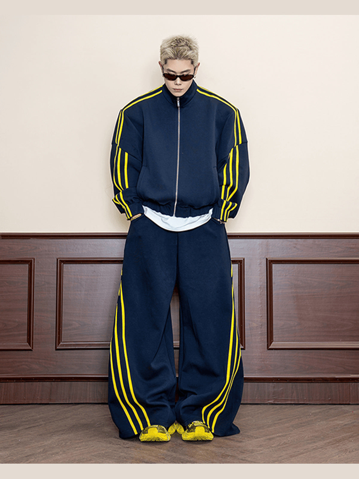 Navy Trainingsjacke mit gelben Ärmelstreifen – am Model, kompletter Look | XoKool