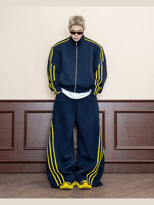 Navy Trainingsjacke mit gelben Ärmelstreifen – am Model, kompletter Look | XoKool