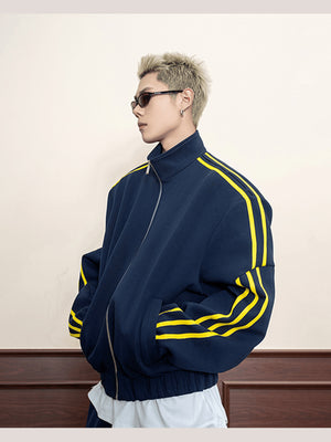 Navy Trainingsjacke mit gelben Ärmelstreifen – am Model, Seitenansicht | XoKool