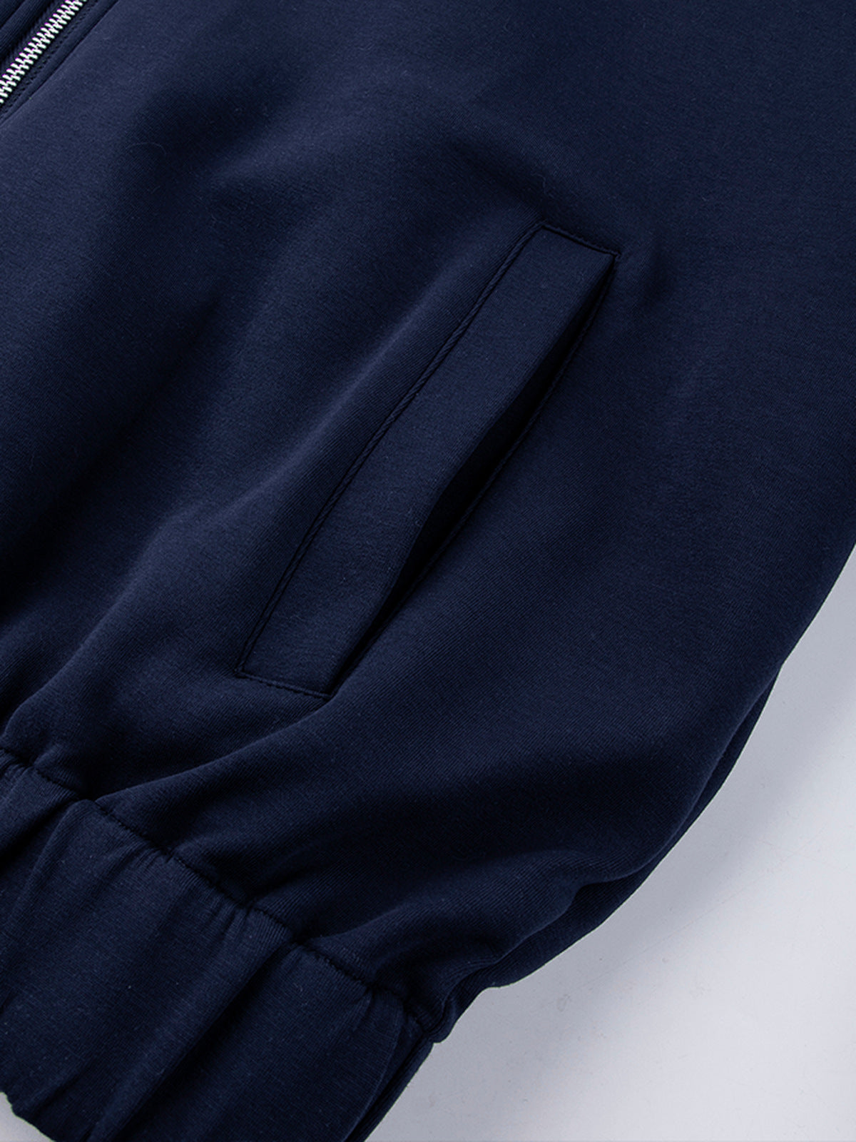 Marineblaue Trainingsjacke – Nahaufnahme Tasche und Bündchen | XoKool