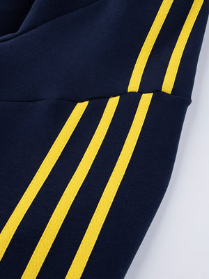 Marineblaue Trainingsjacke – Nahaufnahme Ärmelstreifen | XoKool