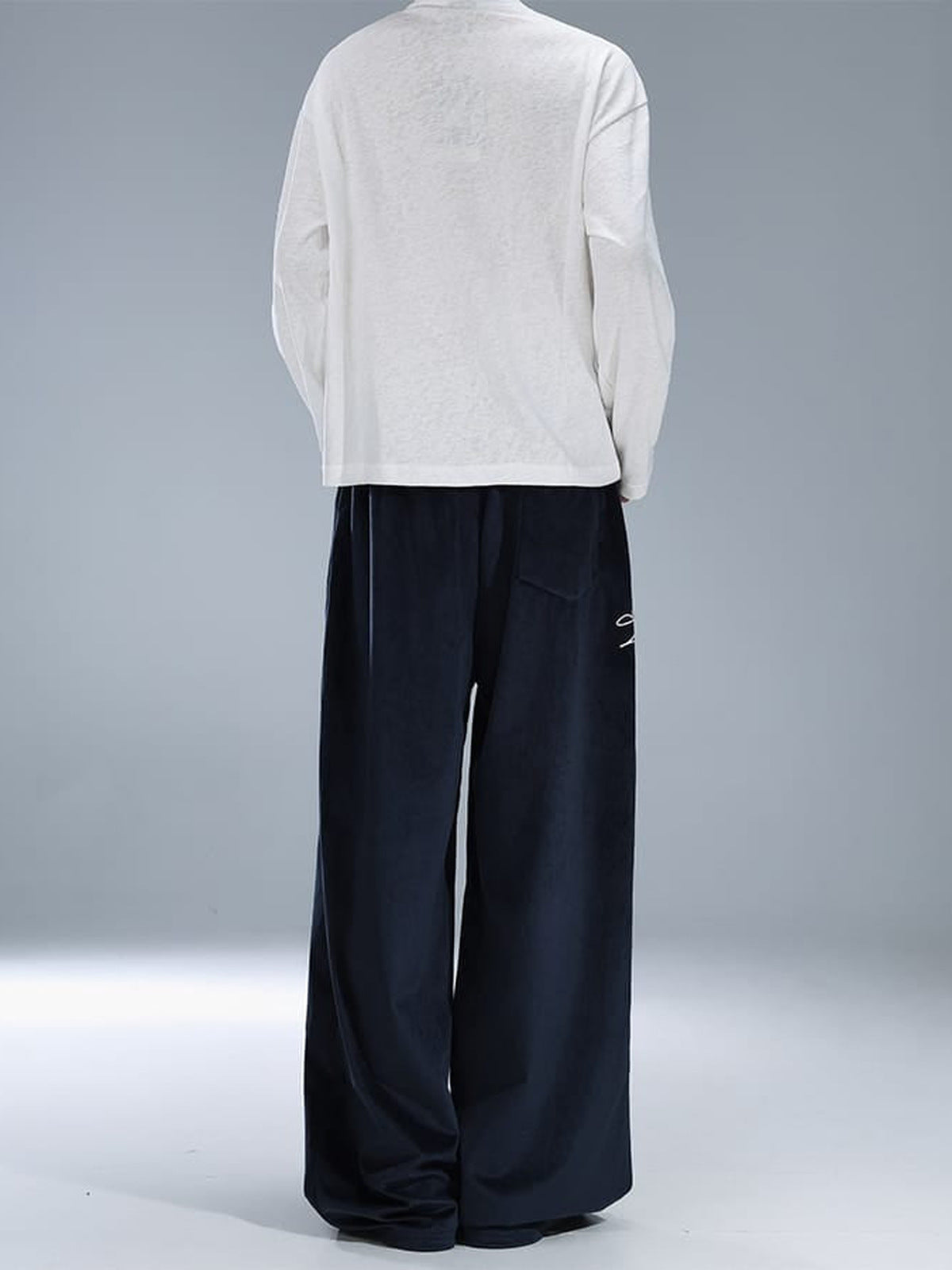 Velour sweatpants – On model, back | XoKool