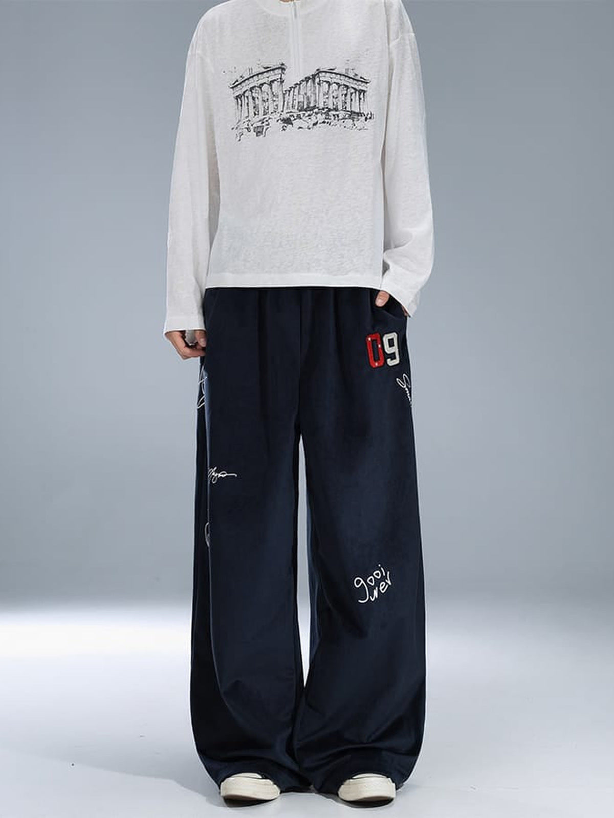 Navy Samt Wide Leg Jogginghose mit 09 Patch – am Model, Vorderansicht | XoKool