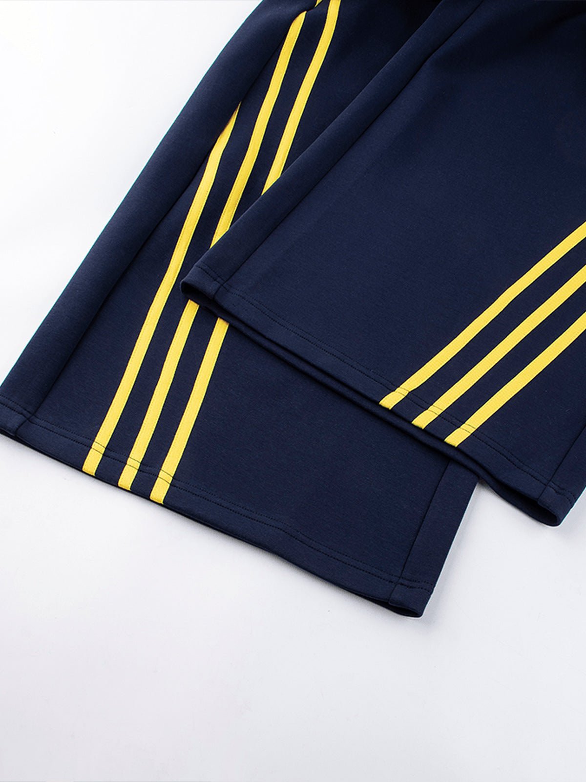 Pantalones deportivos azul marino – detalle del bajo y la raya | XoKool